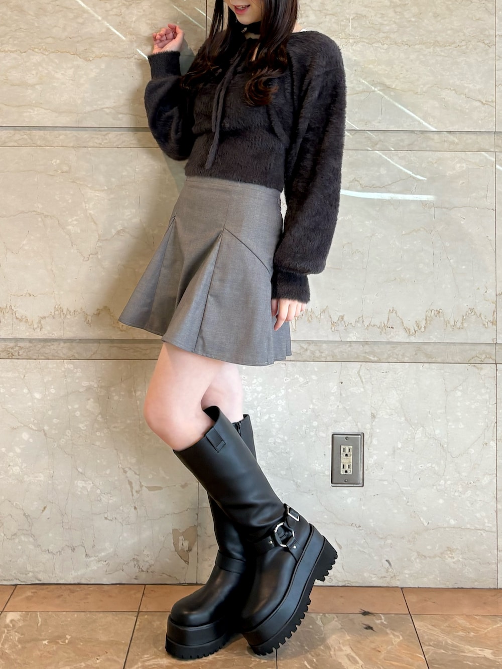 ブラック系のブーツ、グレー系のカーディガン/ボレロ、グレー系のキャミソールを着用したレディースの秋コーディネートの2枚目の写真