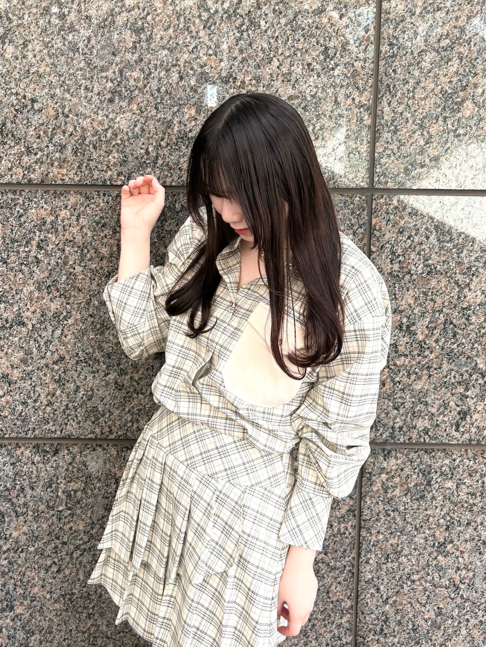 ホワイト系のシャツ/ブラウス、ホワイト系のスカート、ブラック系のブーツを着用したレディースの夏コーディネートの3枚目の写真