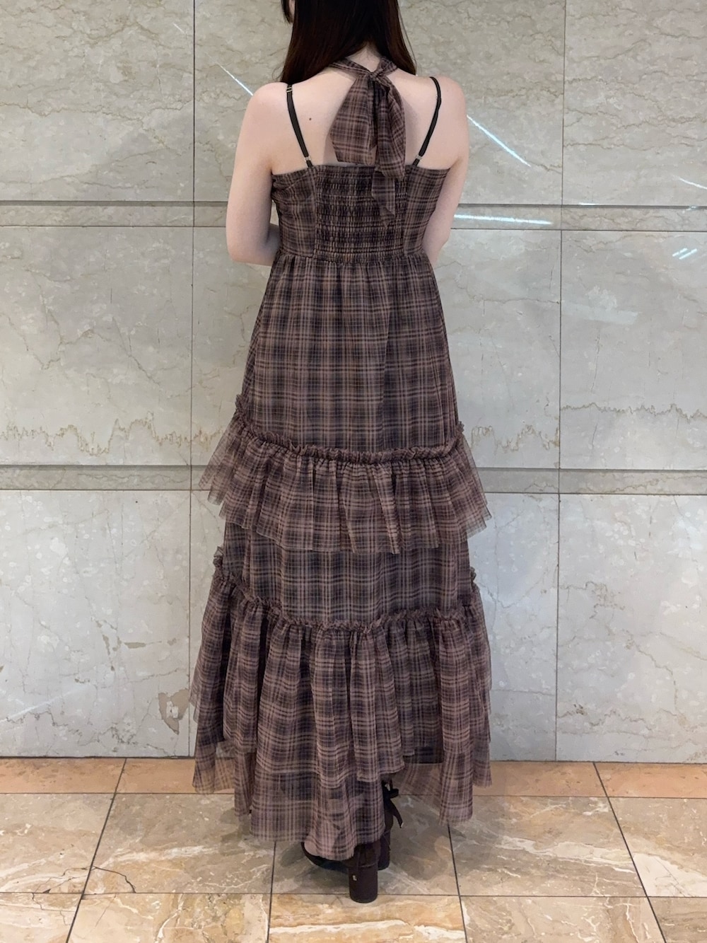 ブラウン系のワンピース、ブラウン系のパンプスを着用したレディースの夏コーディネートの3枚目の写真