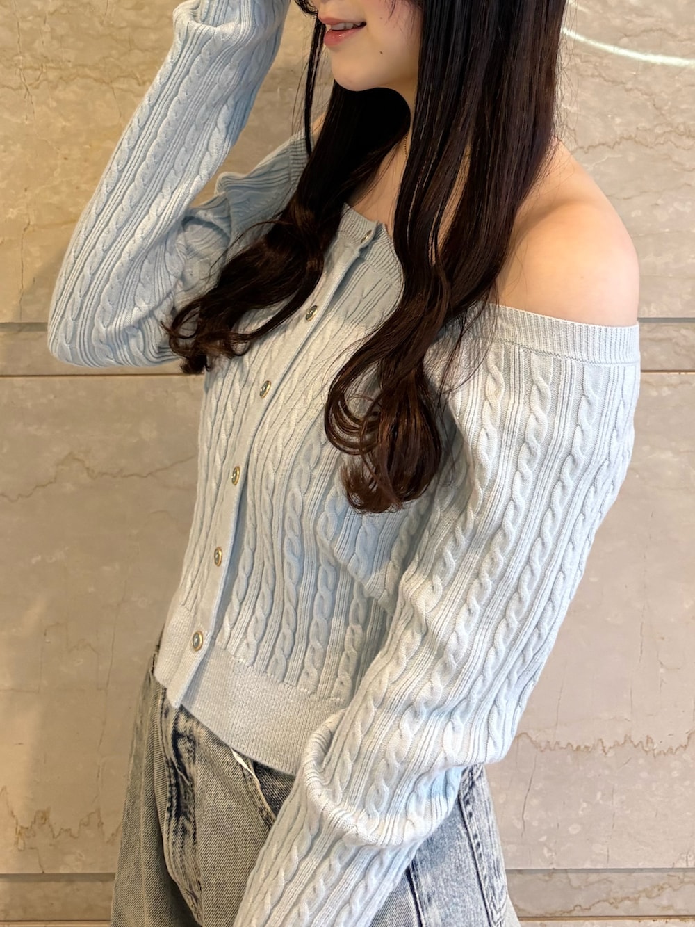 ブルー系のデニムパンツ、ブルー系のニット/セーターを着用したレディースの冬コーディネートの4枚目の写真