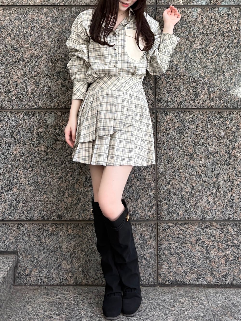 ホワイト系のシャツ/ブラウス、ホワイト系のスカート、ブラック系のブーツを着用したレディースの夏コーディネートの2枚目の写真