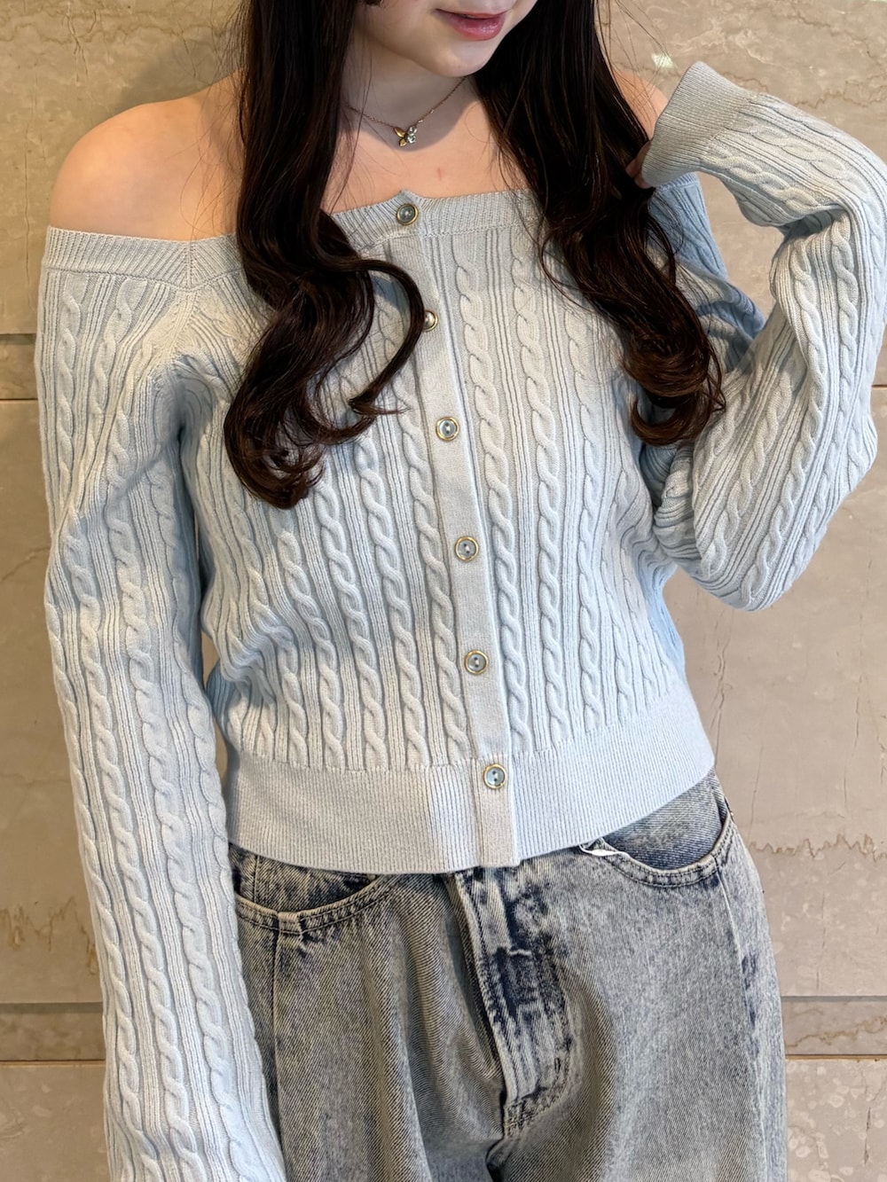ブルー系のデニムパンツ、ブルー系のニット/セーターを着用したレディースの冬コーディネートの5枚目の写真