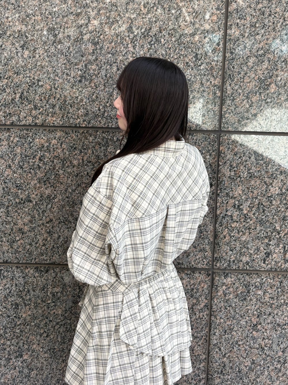 ホワイト系のシャツ/ブラウス、ホワイト系のスカート、ブラック系のブーツを着用したレディースの夏コーディネートの4枚目の写真