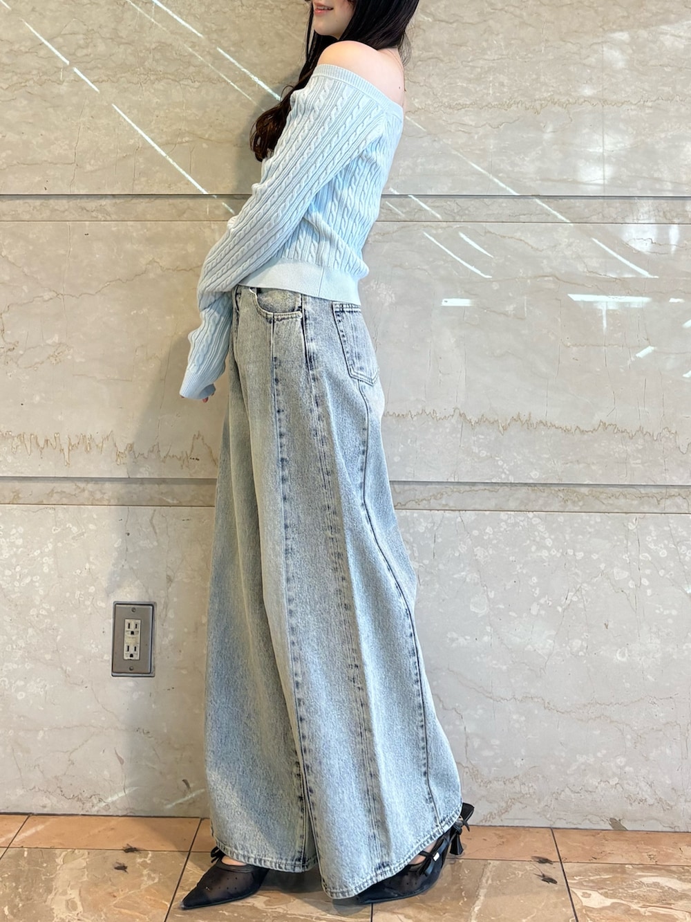 ブルー系のデニムパンツ、ブルー系のニット/セーターを着用したレディースの冬コーディネートの2枚目の写真