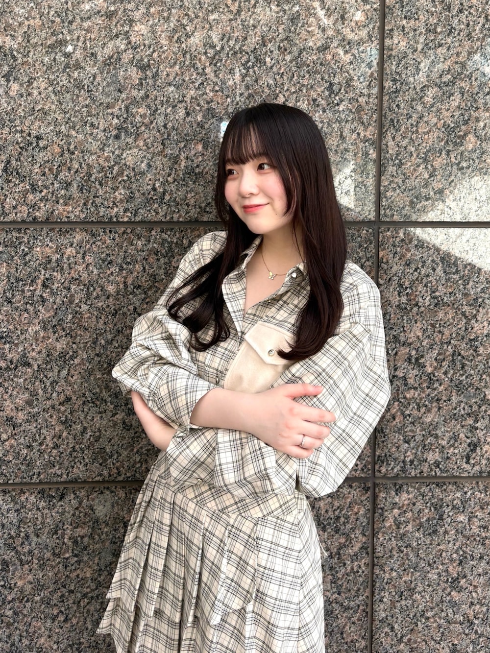 ホワイト系のシャツ/ブラウス、ホワイト系のスカート、ブラック系のブーツを着用したレディースの夏コーディネートの5枚目の写真