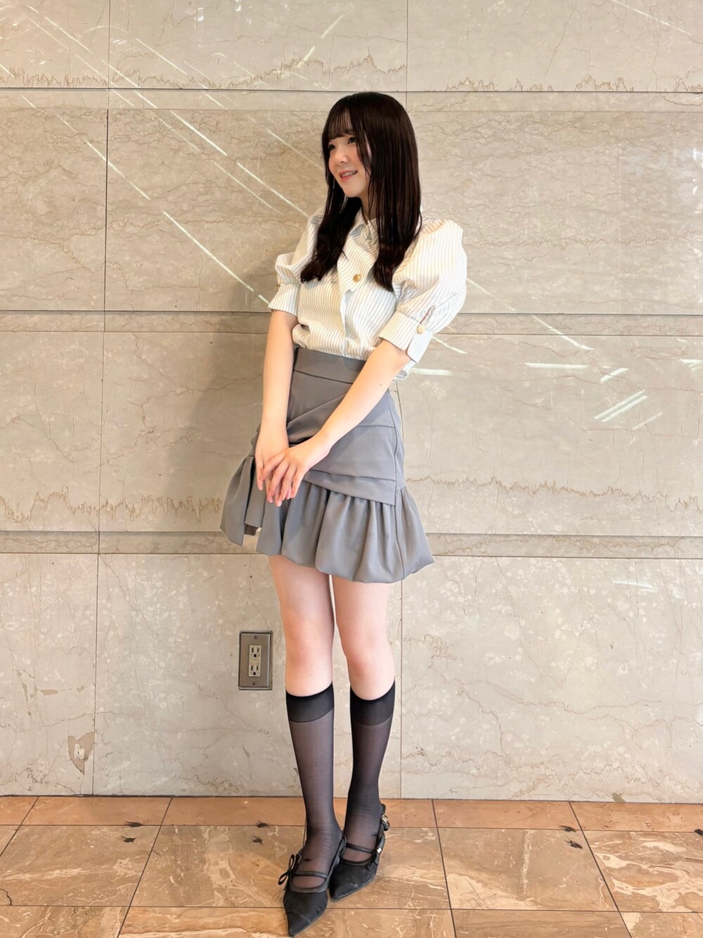 その他のシャツ/ブラウス、グレー系のスカート、ブラック系のパンプスを着用したレディースの夏コーディネートの2枚目の写真