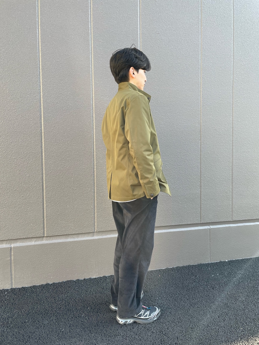 グリーン系のブルゾンを着用したメンズの冬コーディネートの3枚目の写真