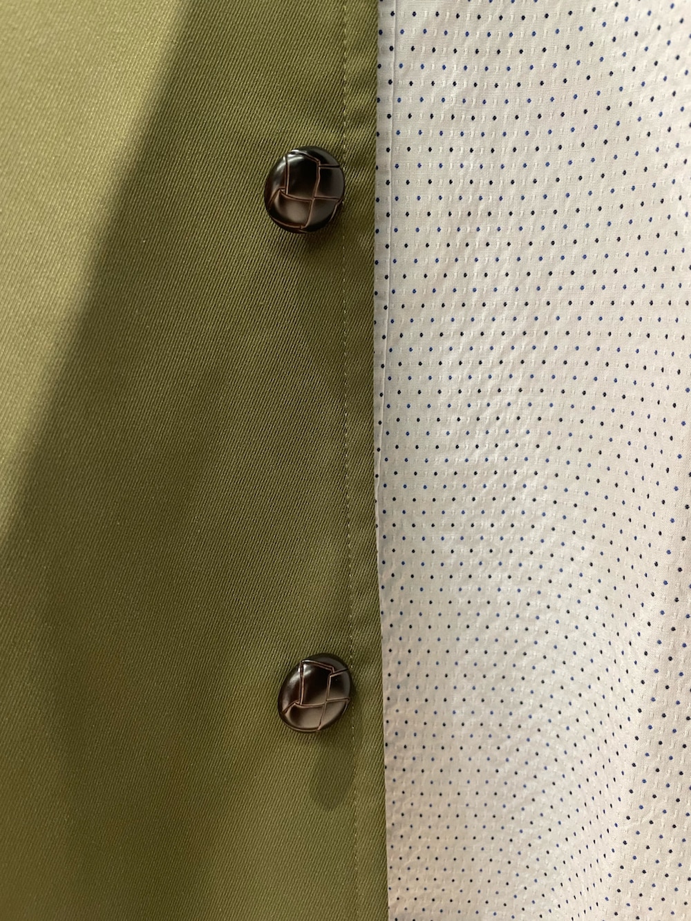 グリーン系のブルゾンを着用したメンズの冬コーディネートの4枚目の写真