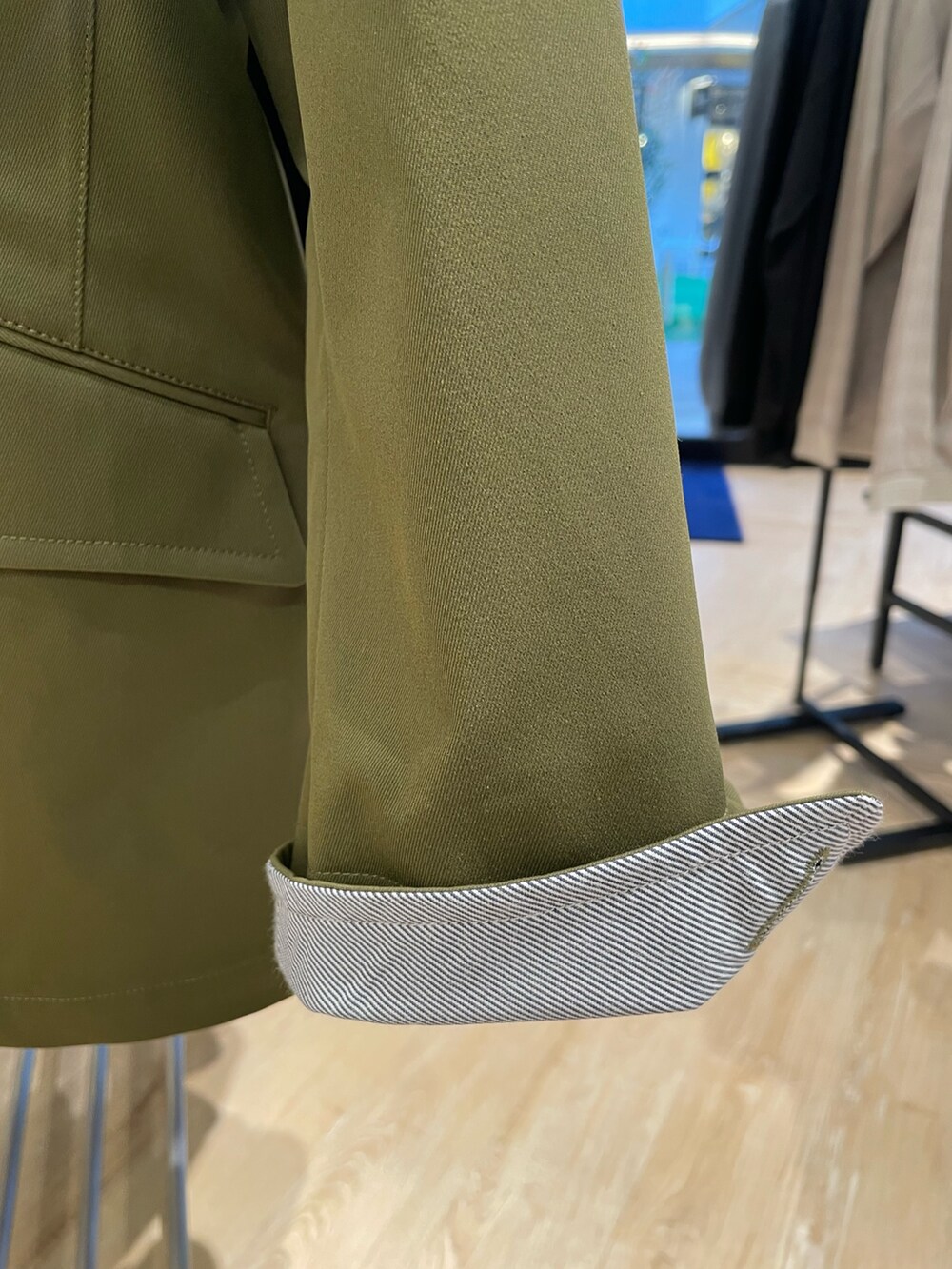 グリーン系のブルゾンを着用したメンズの冬コーディネートの5枚目の写真