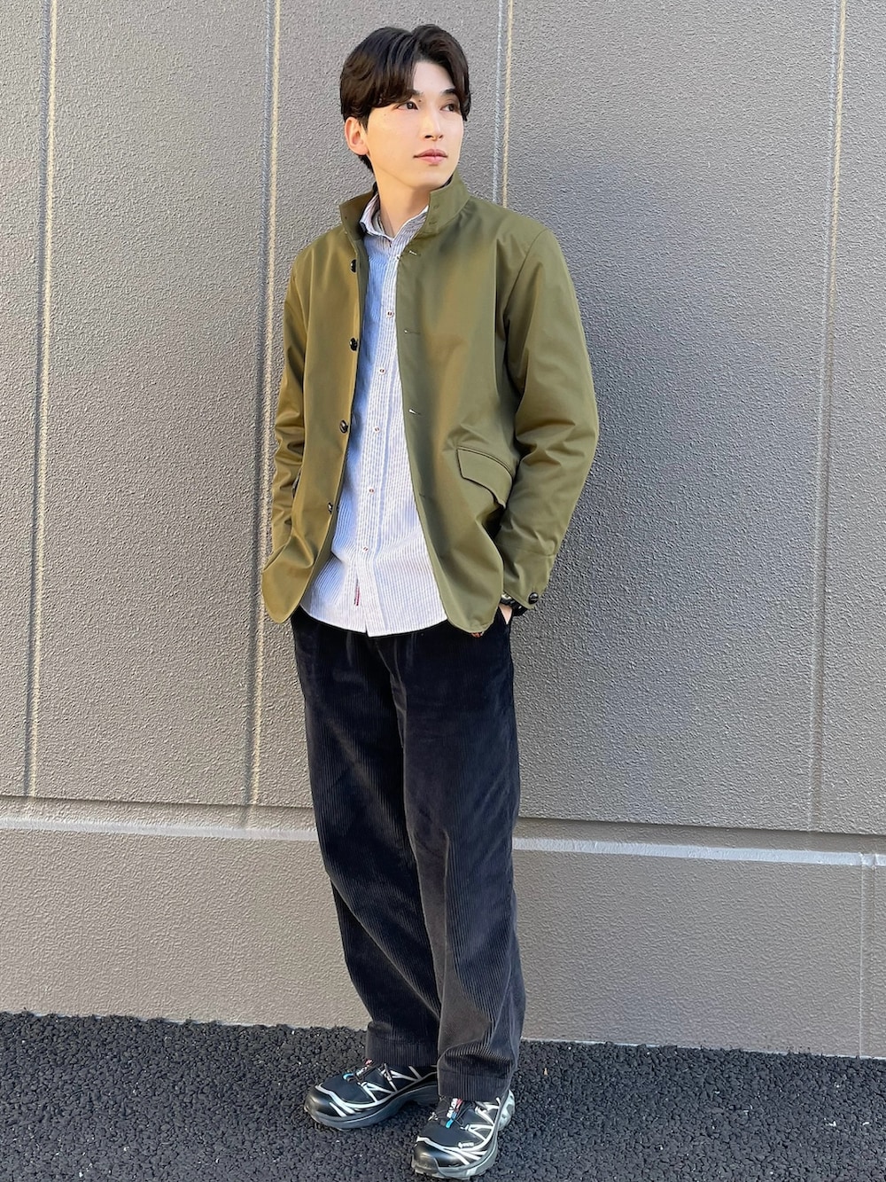 グリーン系のブルゾンを着用したメンズの冬コーディネートの2枚目の写真