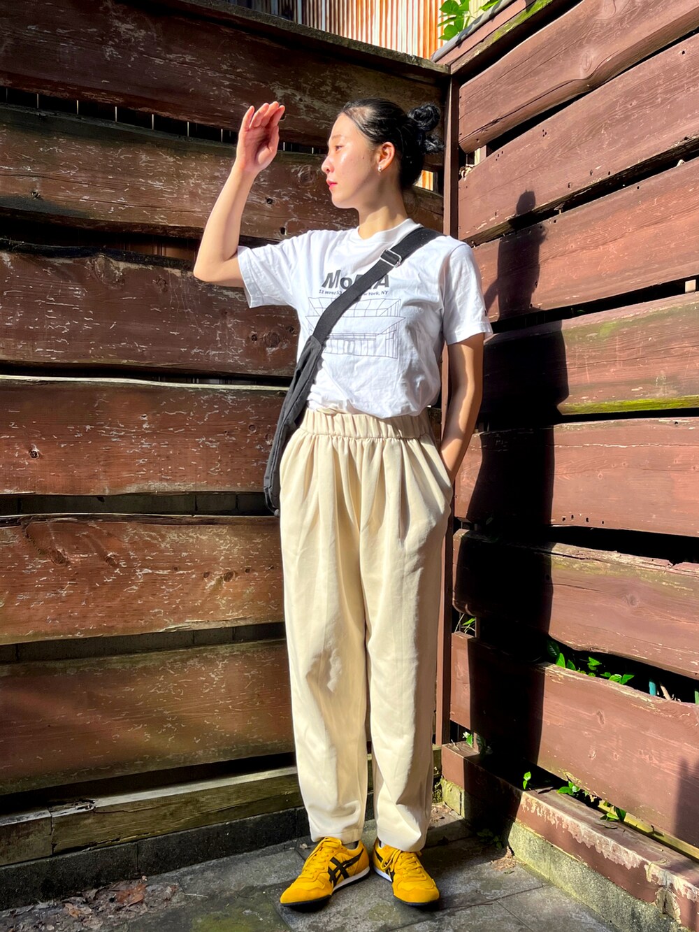 ホワイト系のTシャツ/カットソー、ホワイト系のスウェットパンツ、イエロー系のスニーカーを着用したレディースの春コーディネートの2枚目の写真