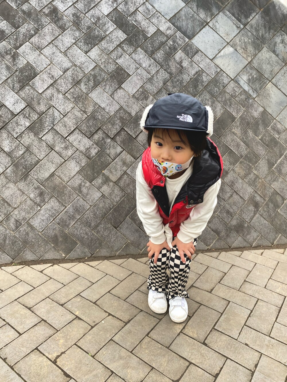ホワイト系のスウェット、ブラック系のキャップを着用したキッズの冬コーディネートの2枚目の写真