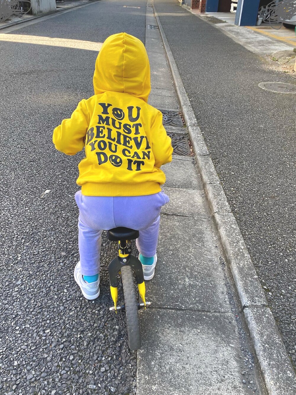 ブルー系のキャップを着用したキッズの冬コーディネートの3枚目の写真