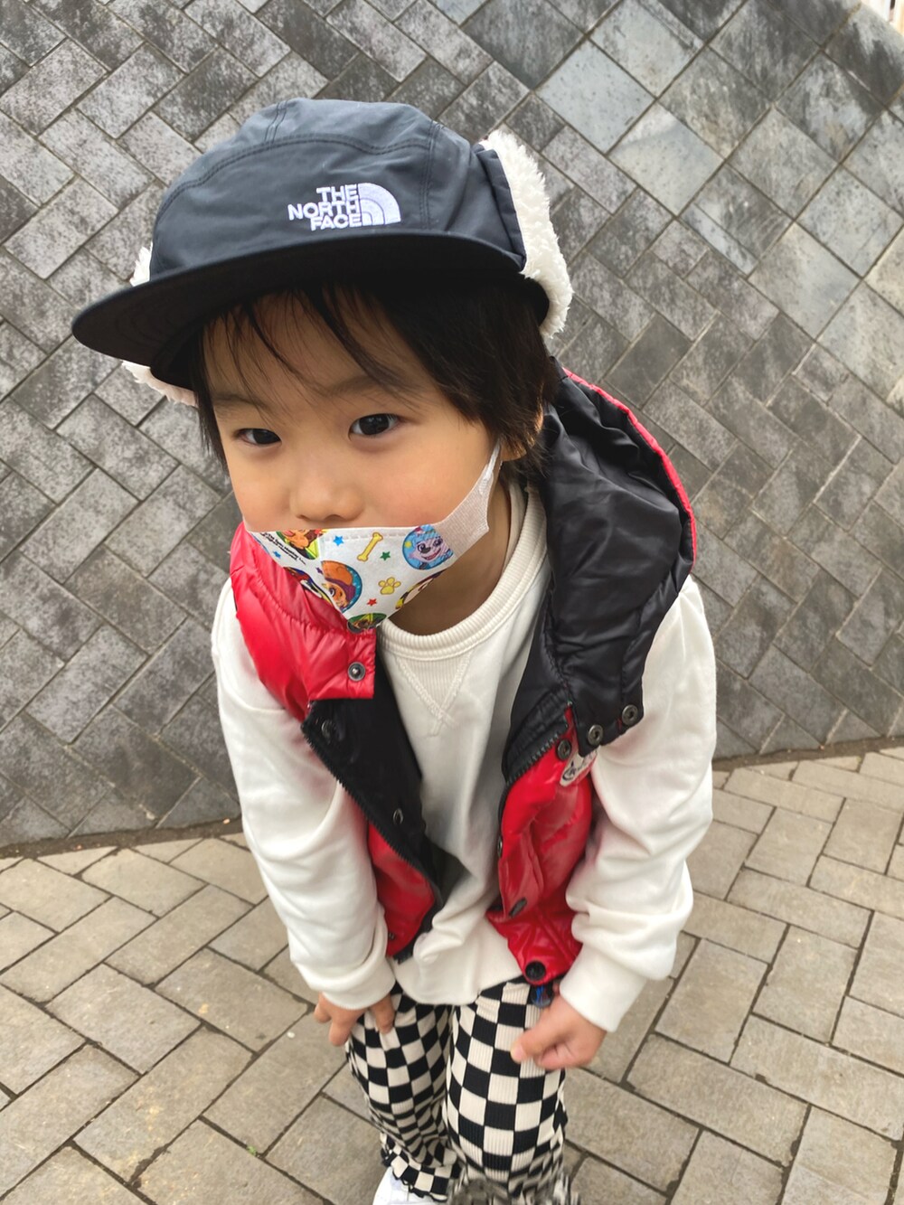 ホワイト系のスウェット、ブラック系のキャップを着用したキッズの冬コーディネートの3枚目の写真