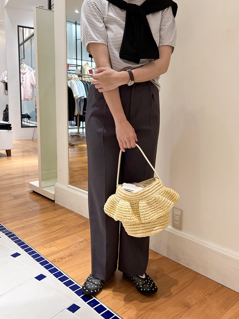 ブラック系のTシャツ/カットソー、ブラック系のカーディガン/ボレロ、グレー系のその他パンツを着用したレディースの夏コーディネートの3枚目の写真