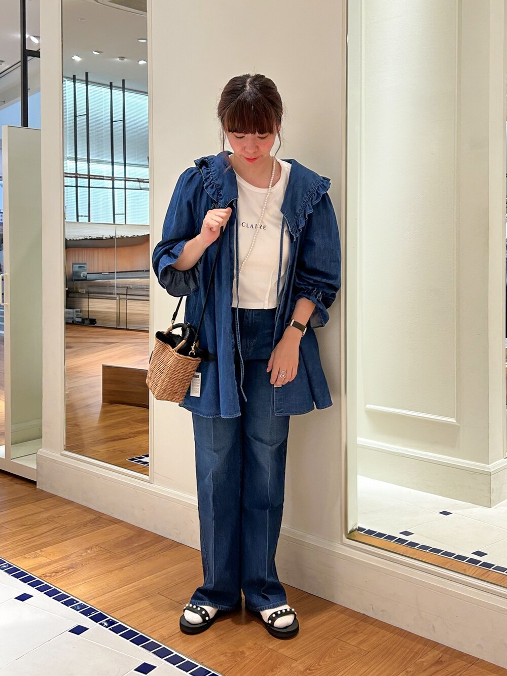 ブルー系のシャツ/ブラウス、ホワイト系のTシャツ/カットソー、ブラック系のサンダルを着用したレディースの夏コーディネートの2枚目の写真