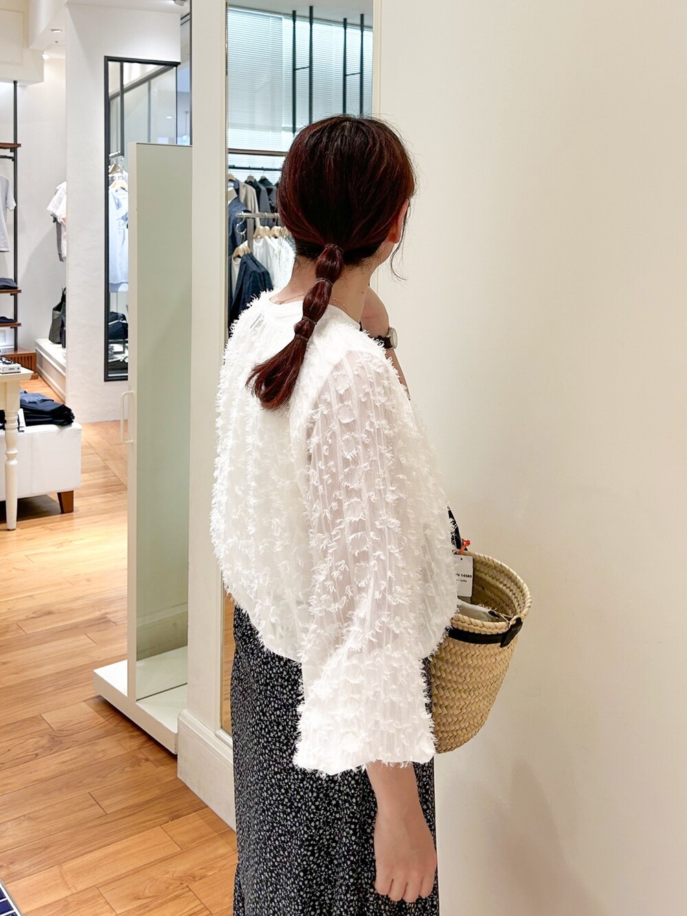 ホワイト系のブルゾン、ホワイト系のTシャツ/カットソー、ブラック系のかごバッグを着用したレディースの夏コーディネートの3枚目の写真