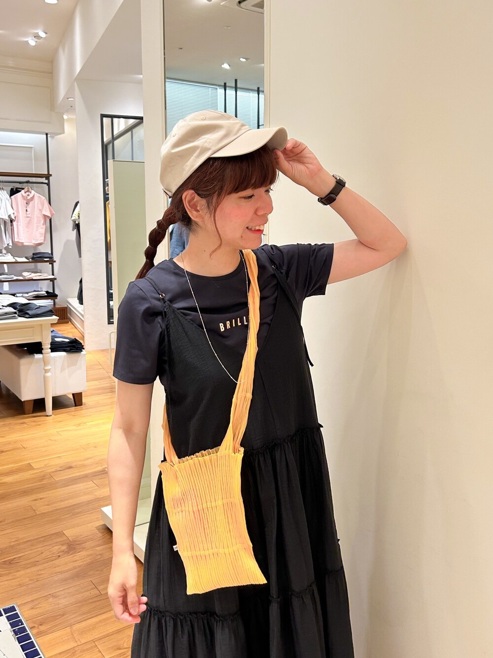 ブルー系のTシャツ/カットソー、ブラック系のワンピース、ブルー系のデニムパンツを着用したレディースの夏コーディネートの5枚目の写真