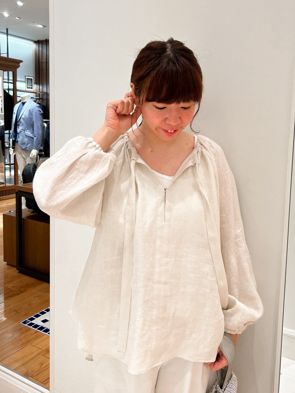 ベージュ系のシャツ/ブラウス、ホワイト系のその他パンツ、シルバー系のショルダーバッグを着用したレディースの春コーディネートの2枚目の写真