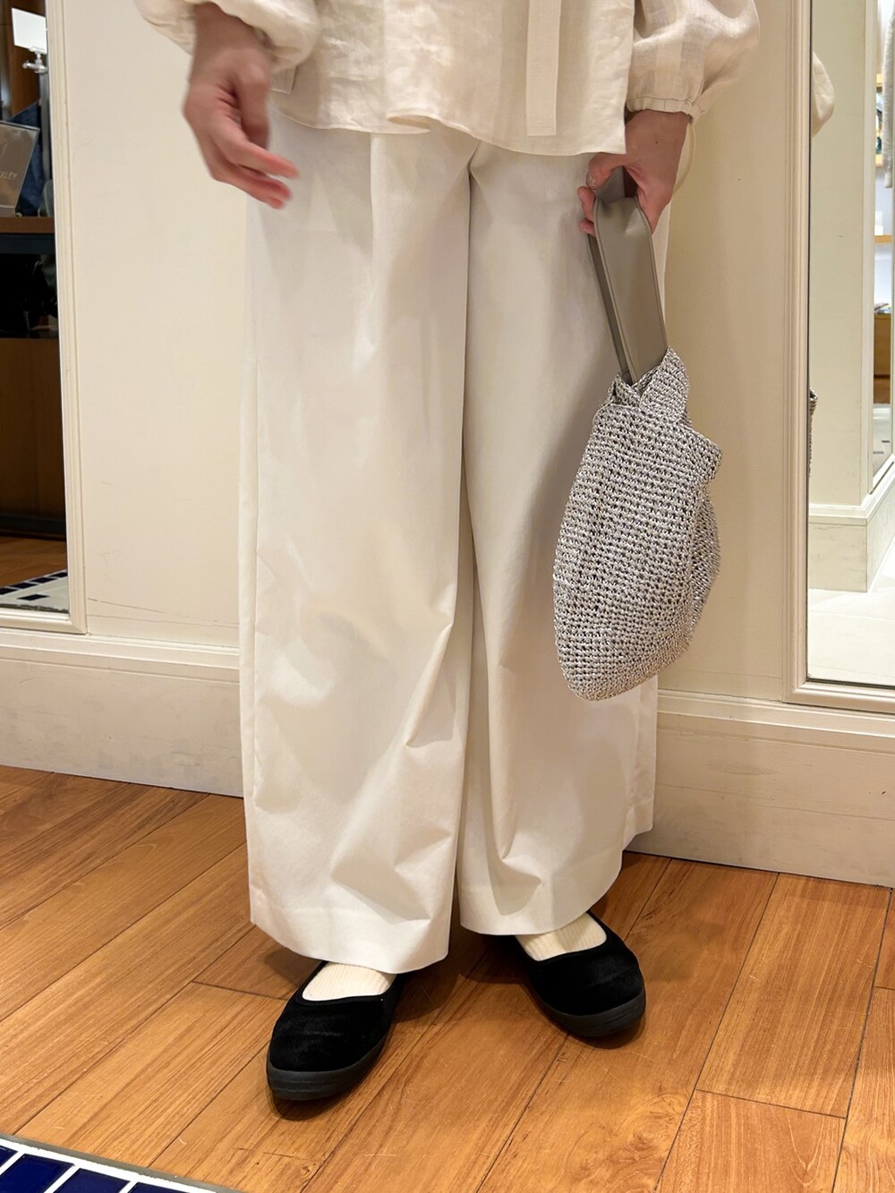 ベージュ系のシャツ/ブラウス、ホワイト系のその他パンツ、シルバー系のショルダーバッグを着用したレディースの春コーディネートの3枚目の写真