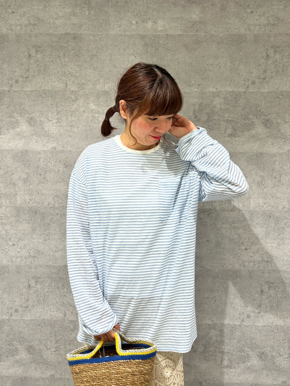 ブルー系のTシャツ/カットソー、ホワイト系のスカート、パープル系のTシャツ/カットソーを着用したレディースの春コーディネートの2枚目の写真