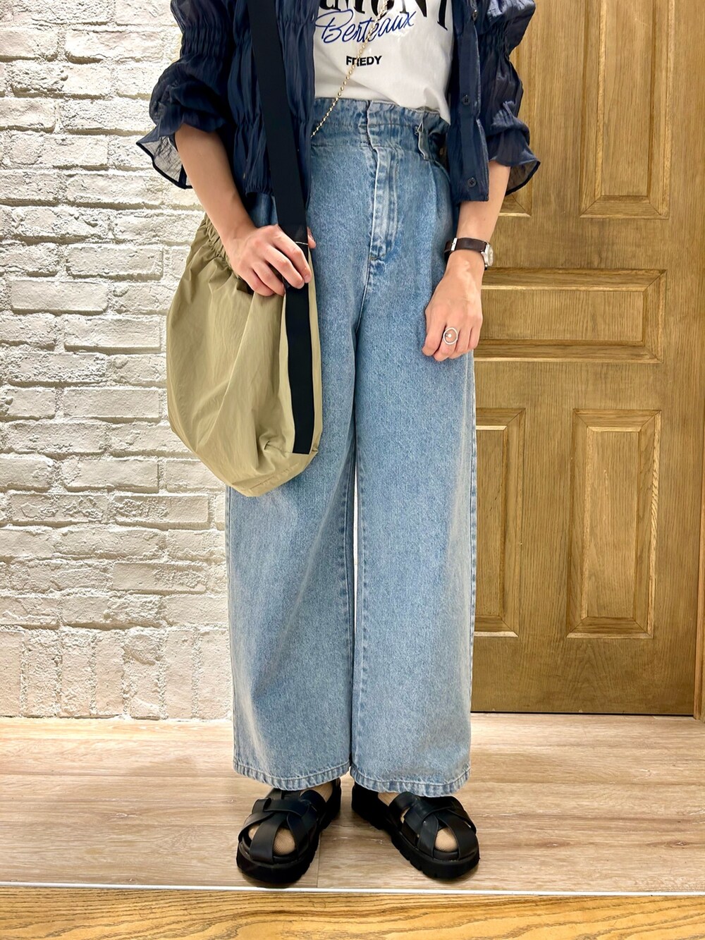 ホワイト系のTシャツ/カットソー、グレー系のシャツ/ブラウス、ベージュ系のショルダーバッグを着用したレディースの夏コーディネートの3枚目の写真