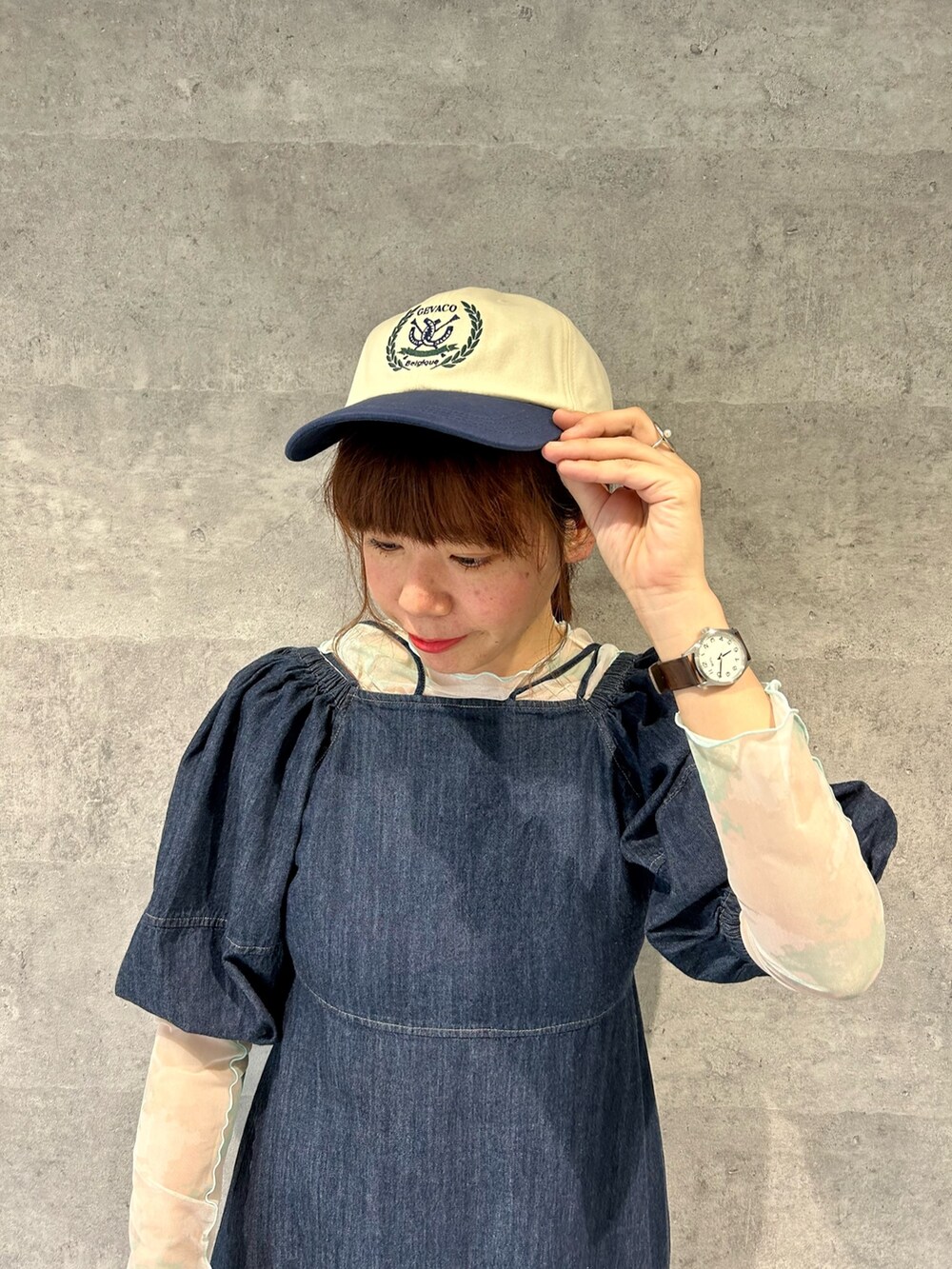 ホワイト系のサンダル、ベージュ系のショルダーバッグ、ブルー系のワンピースを着用したレディースの春コーディネートの2枚目の写真