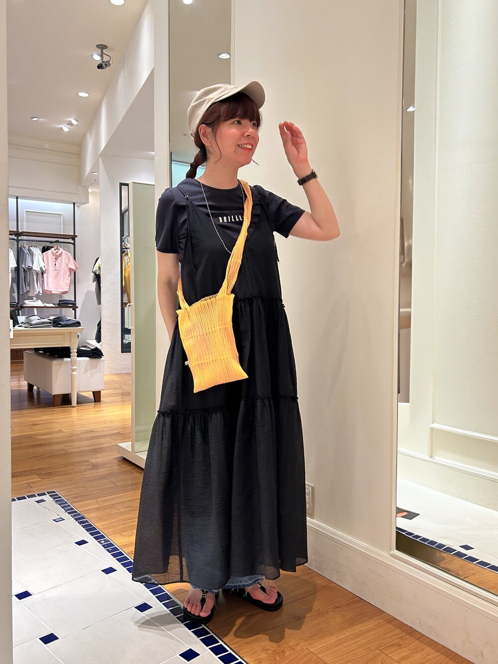 ブルー系のTシャツ/カットソー、ブラック系のワンピース、ブルー系のデニムパンツを着用したレディースの夏コーディネートの3枚目の写真