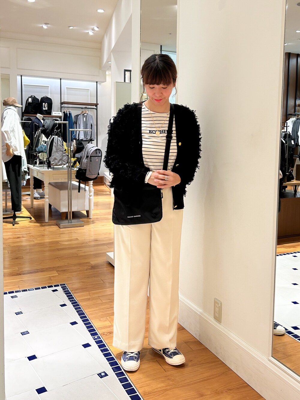 ブラック系のショルダーバッグ、ホワイト系のその他パンツ、ブラック系のカーディガン/ボレロを着用したレディースの秋コーディネートの2枚目の写真