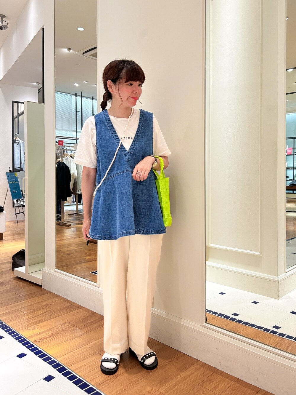 ホワイト系のTシャツ/カットソー、ブルー系のシャツ/ブラウス、ホワイト系のその他パンツを着用したレディースの夏コーディネートの2枚目の写真