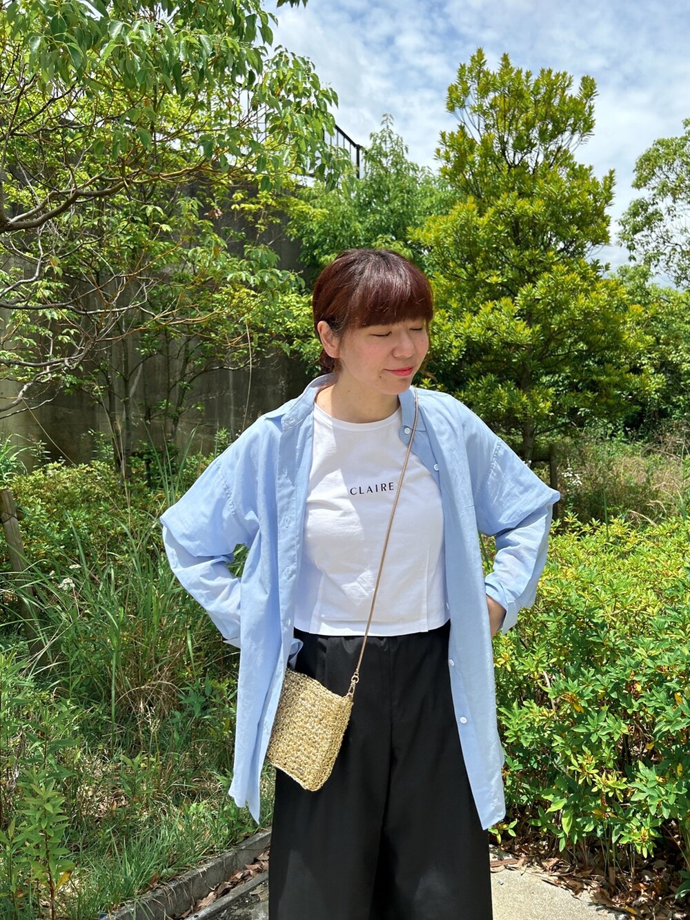 ブルー系のシャツ/ブラウス、ブラック系のその他パンツ、ゴールド系のショルダーバッグを着用したレディースの夏コーディネートの2枚目の写真