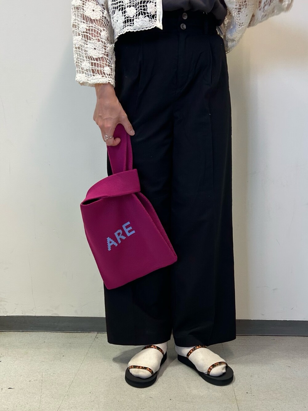 グレー系のTシャツ/カットソー、ホワイト系のカーディガン/ボレロ、ベージュ系のサンダルを着用したレディースの夏コーディネートの3枚目の写真