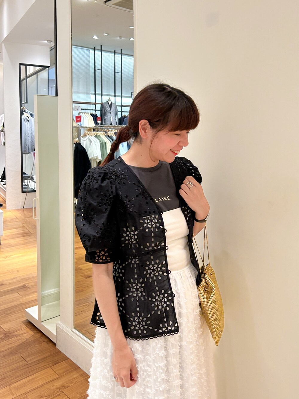 ブラック系のサンダル、ブラック系のシャツ/ブラウス、グレー系のTシャツ/カットソーを着用したレディースの夏コーディネートの3枚目の写真