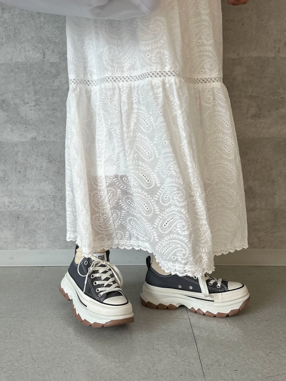 ホワイト系のTシャツ/カットソー、ホワイト系のナイロンジャケット、グレー系のスニーカーを着用したレディースの春コーディネートの3枚目の写真