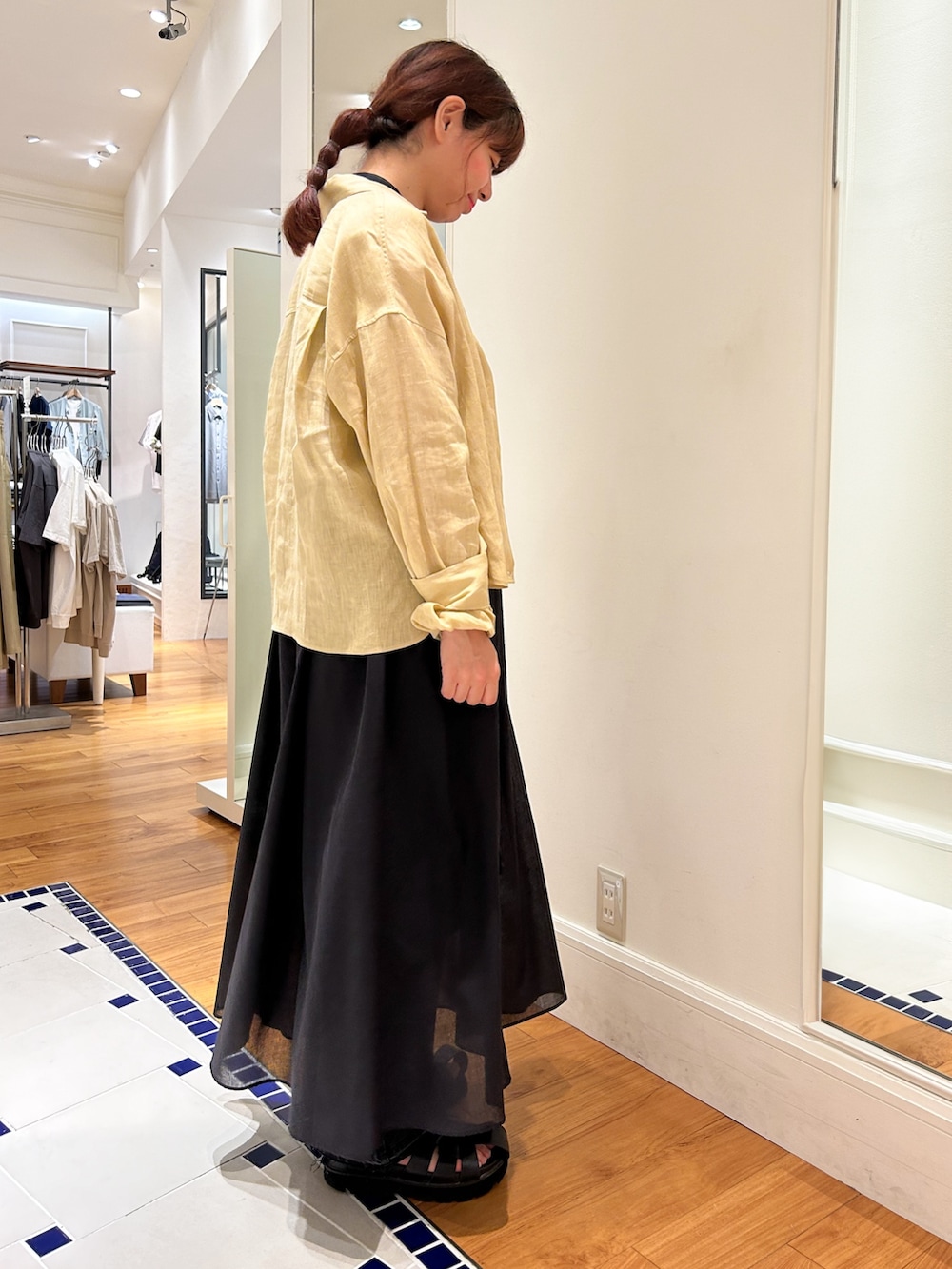 グレー系のデニムパンツ、ベージュ系のシャツ/ブラウス、ブラック系のシャツワンピースを着用したレディースの夏コーディネートの4枚目の写真