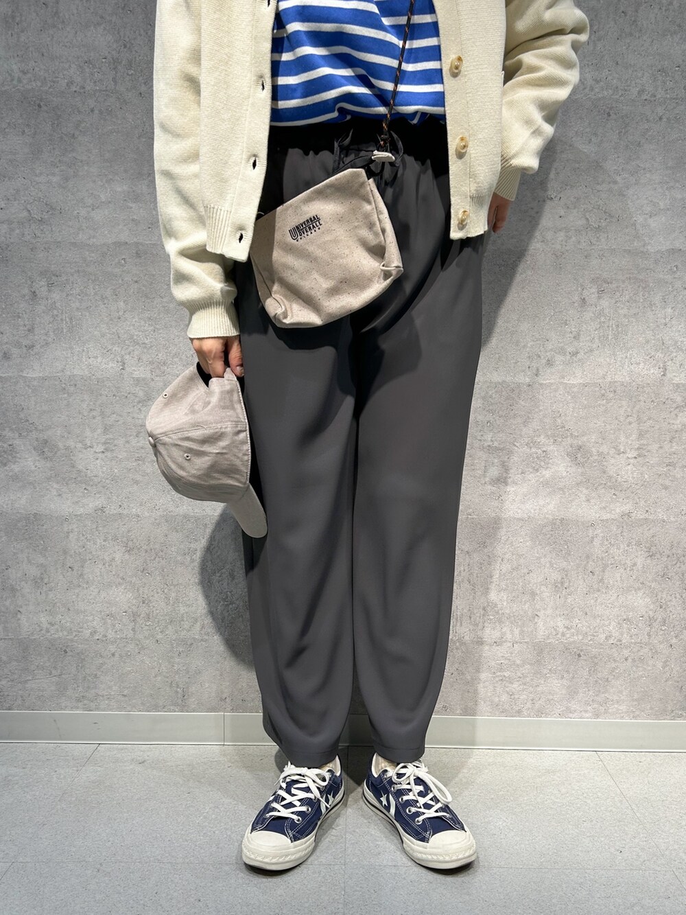 ホワイト系のカーディガン/ボレロ、ブルー系のTシャツ/カットソー、グレー系のその他パンツを着用したレディースの春コーディネートの3枚目の写真