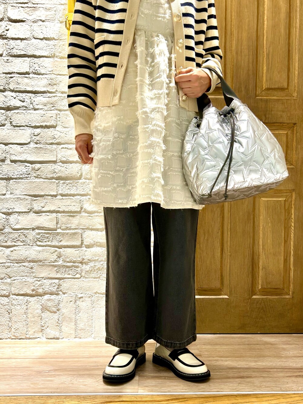 ホワイト系のローファー、ホワイト系のカーディガン/ボレロ、グレー系のTシャツ/カットソーを着用したレディースの秋コーディネートの4枚目の写真