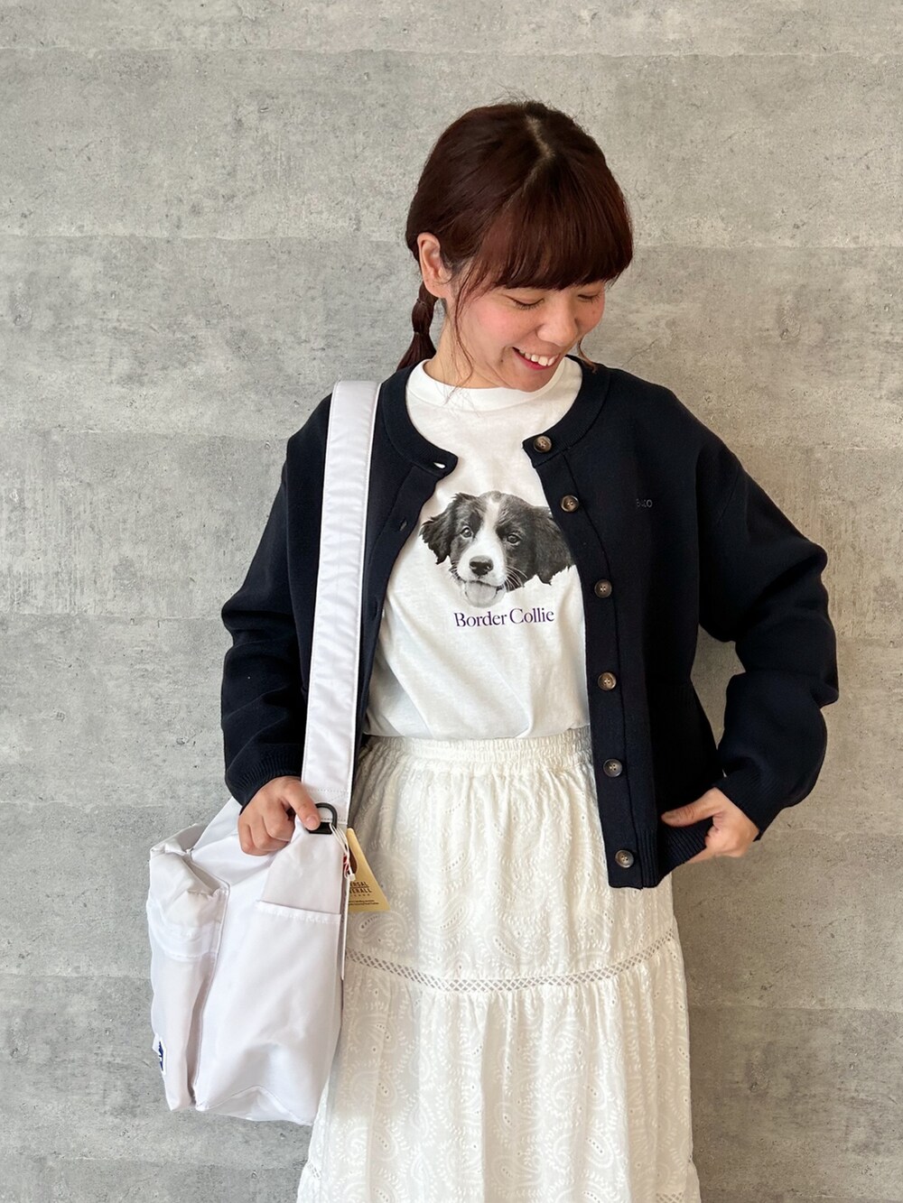 ブルー系のカーディガン/ボレロ、ホワイト系のTシャツ/カットソー、ホワイト系のスカートを着用したレディースの春コーディネートの2枚目の写真