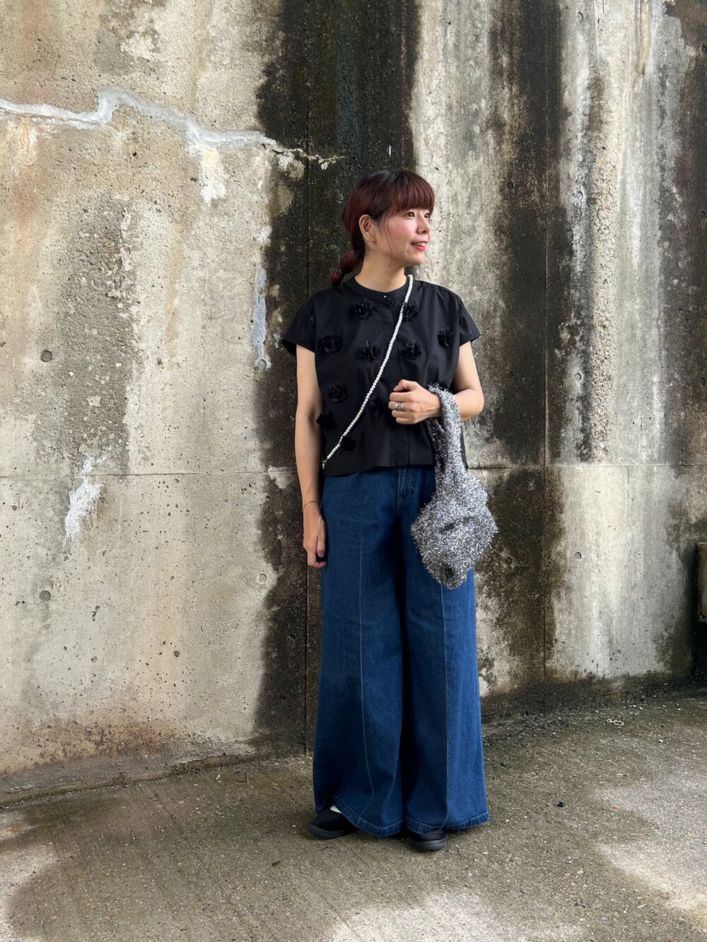 ブラック系のシャツ/ブラウス、ブルー系のデニムパンツ、ブラック系のバックパック/リュックを着用したレディースの夏コーディネートの2枚目の写真