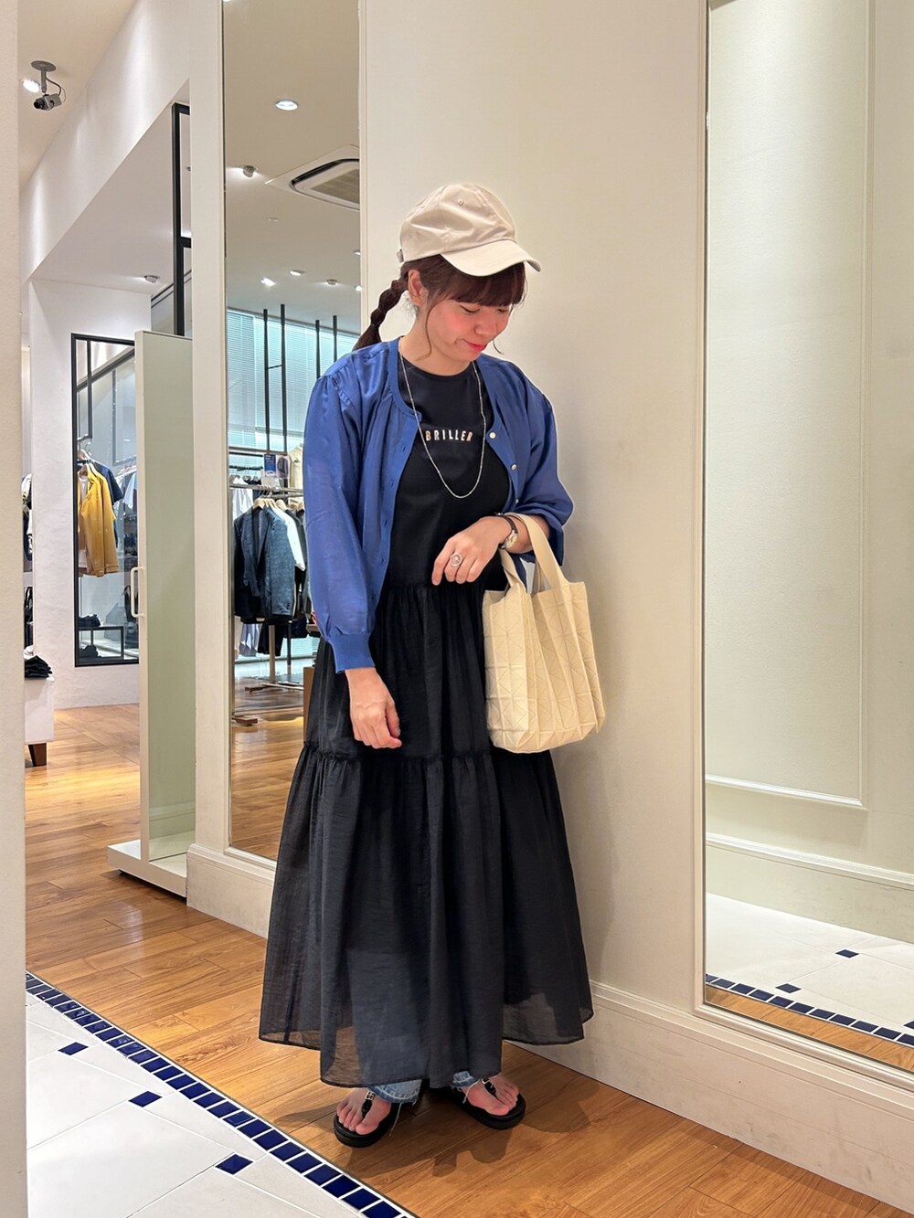 ブルー系のTシャツ/カットソー、ブルー系のカーディガン/ボレロ、ブラック系のワンピースを着用したレディースの夏コーディネートの2枚目の写真