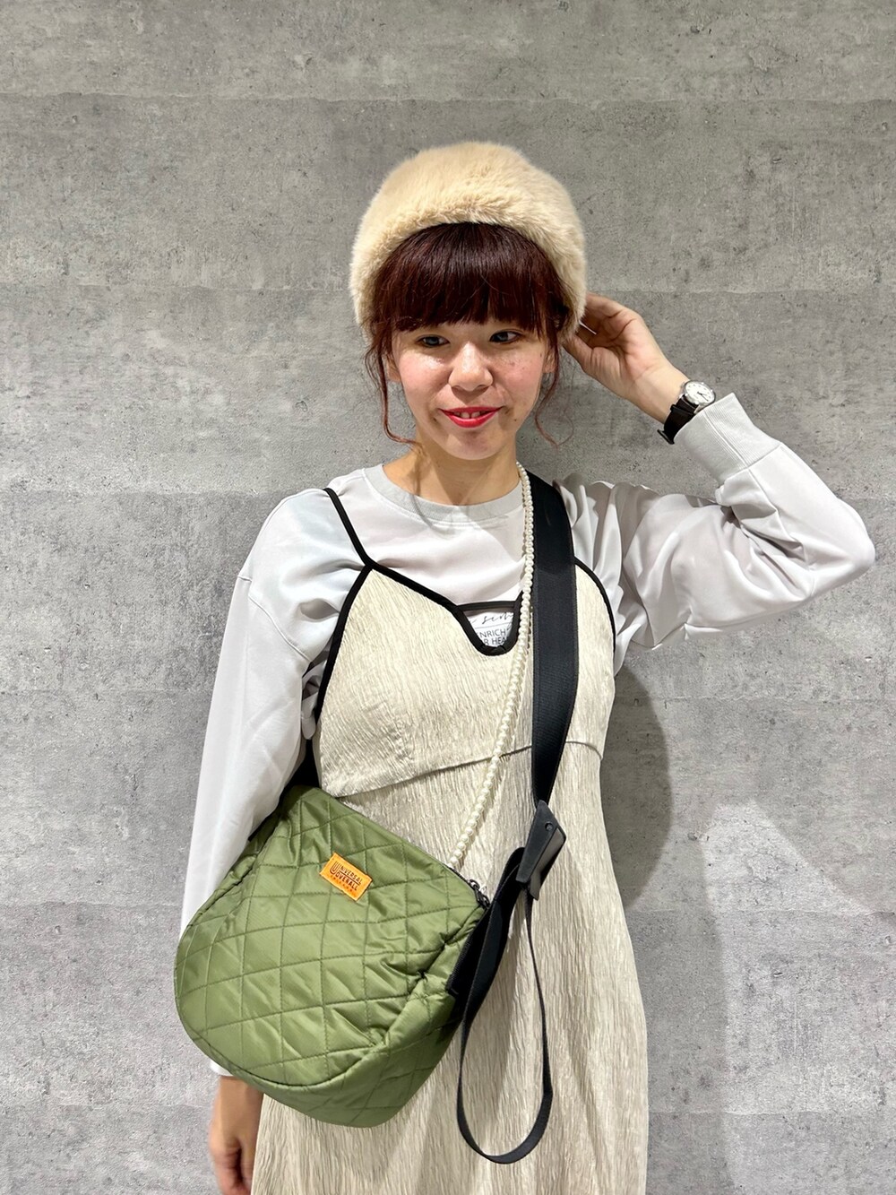 グレー系のシャツ/ブラウス、ベージュ系のワンピース、グリーン系のショルダーバッグを着用したレディースの秋コーディネートの2枚目の写真