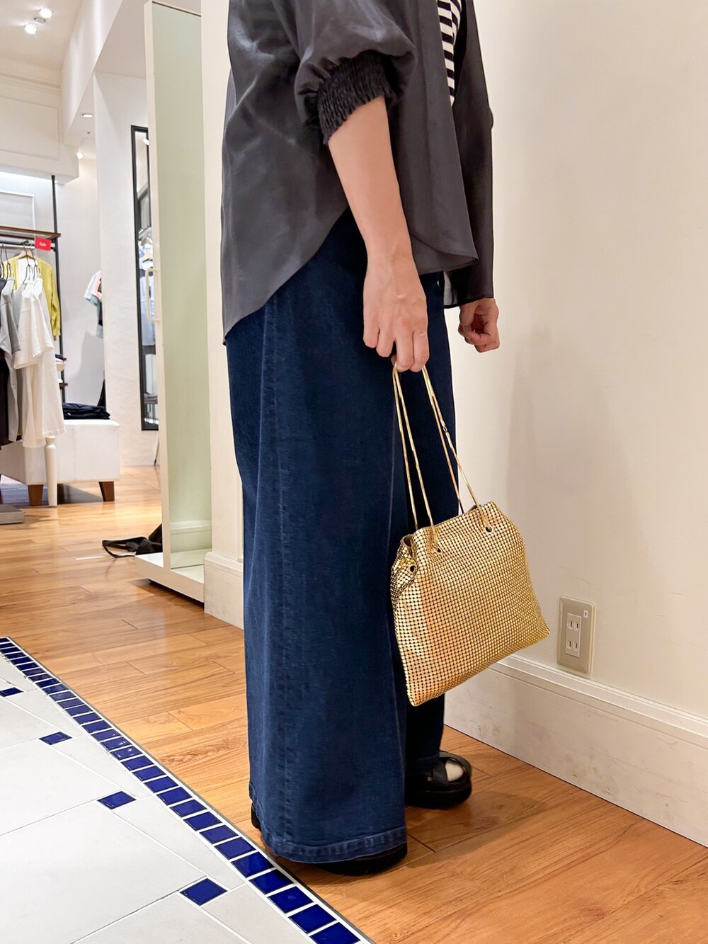 グレー系のシャツ/ブラウス、ブルー系のTシャツ/カットソー、ブルー系のデニムパンツを着用したレディースの夏コーディネートの3枚目の写真