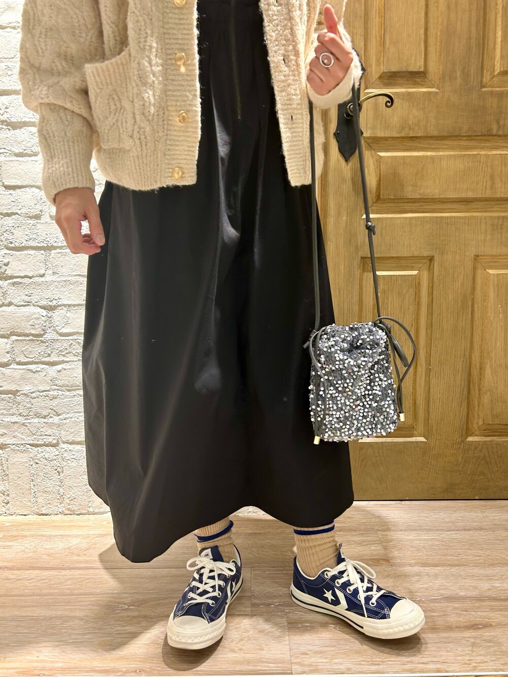 ホワイト系のカーディガン/ボレロ、ホワイト系のTシャツ/カットソー、ブラック系のワンピースを着用したレディースの秋コーディネートの3枚目の写真