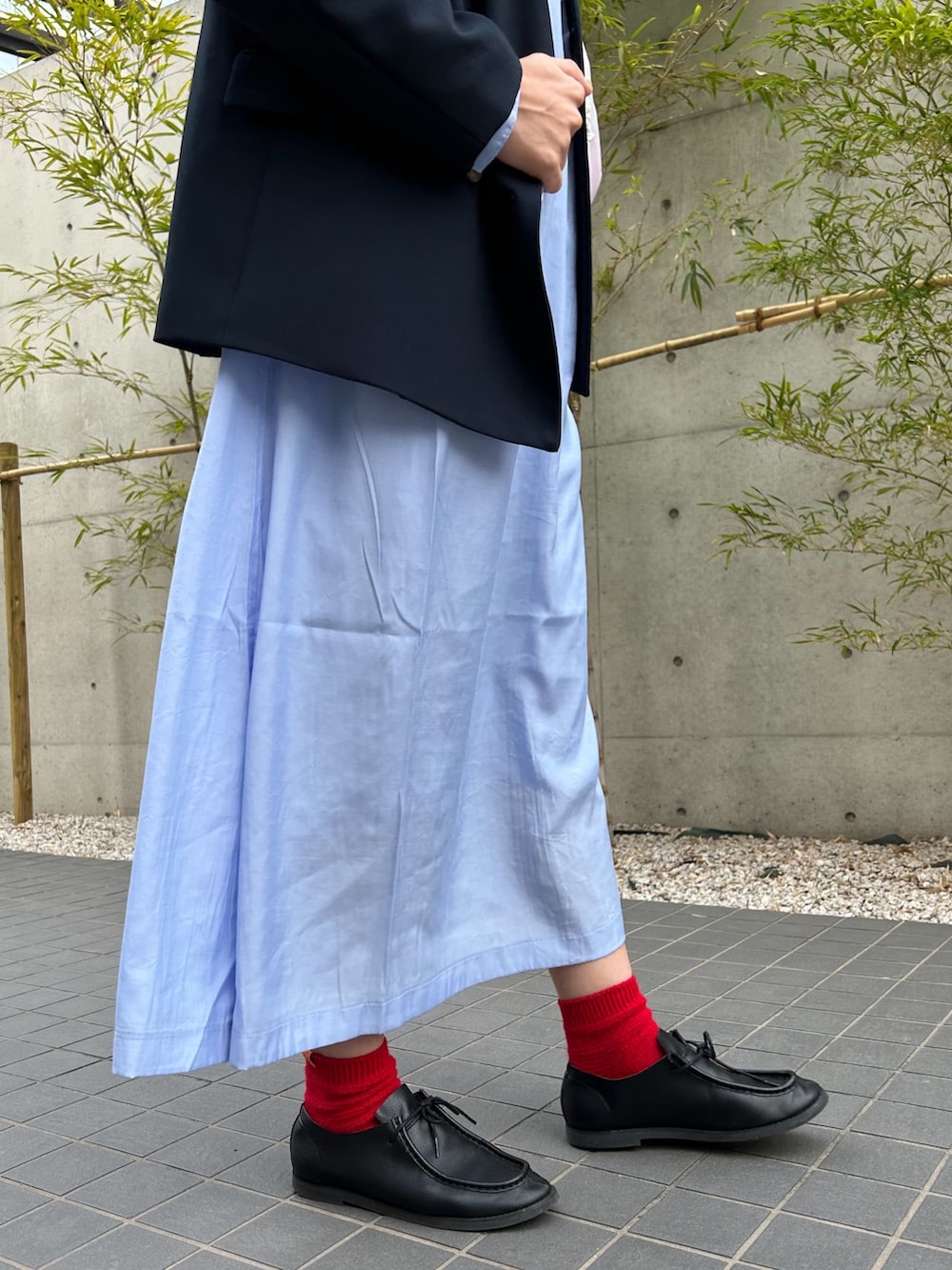 ブルー系のワンピース、ベージュ系のカーディガン/ボレロ、ブラック系のショルダーバッグを着用したレディースの春コーディネートの3枚目の写真