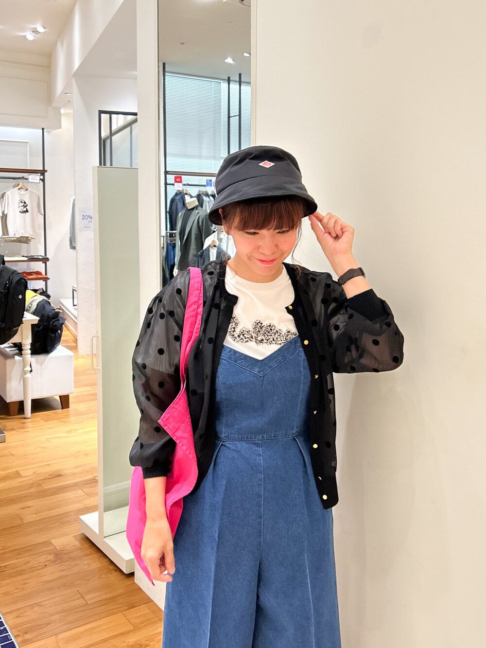ブラック系のカーディガン/ボレロ、ホワイト系のTシャツ/カットソー、ピンク系のトートバッグを着用したレディースの夏コーディネートの3枚目の写真