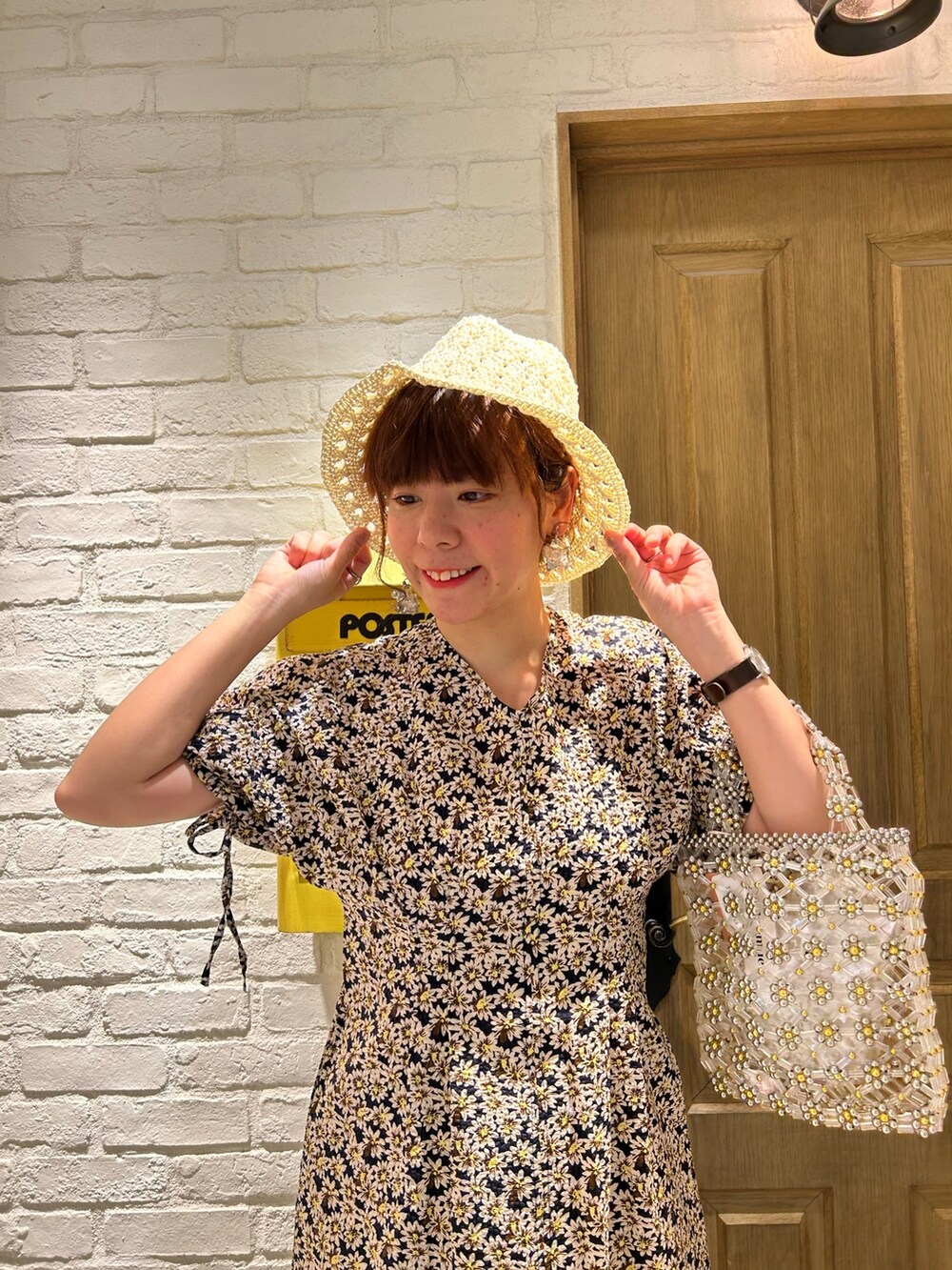 ブルー系のワンピース、その他のトートバッグ、ホワイト系のスニーカーを着用したレディースの春コーディネートの2枚目の写真