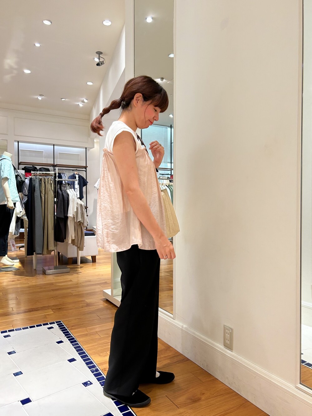 ピンク系のTシャツ/カットソー、ブラック系のその他パンツ、ベージュ系のショルダーバッグを着用したレディースの夏コーディネートの3枚目の写真