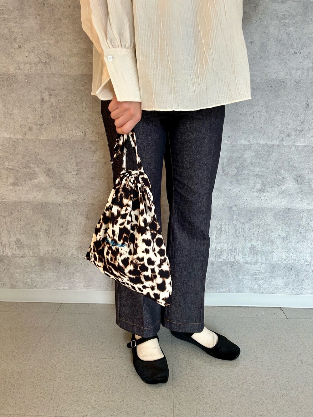 ホワイト系のシャツ/ブラウス、その他のバッグ、ブルー系のデニムパンツを着用したレディースの冬コーディネートの3枚目の写真