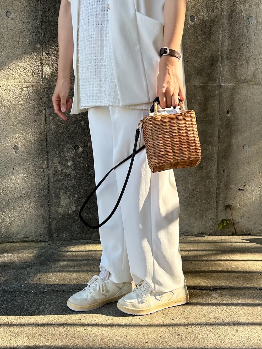 ホワイト系のノーカラージャケット、ホワイト系のTシャツ/カットソー、ホワイト系のシャツ/ブラウスを着用したレディースの春コーディネートの4枚目の写真