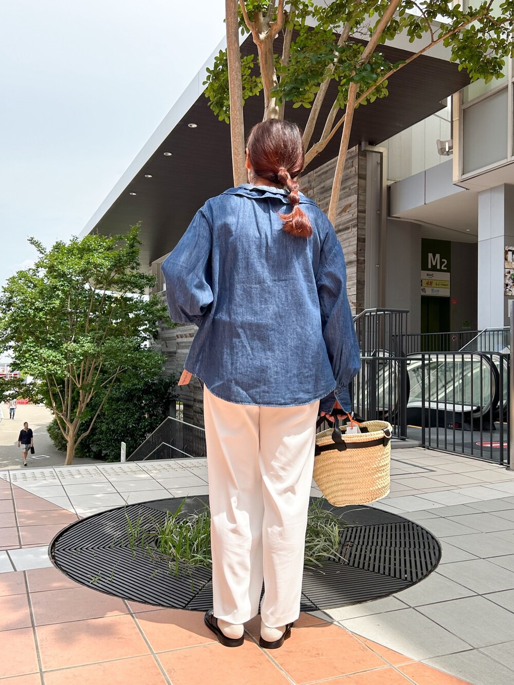 ブルー系のシャツ/ブラウス、ホワイト系のTシャツ/カットソー、ホワイト系のその他パンツを着用したレディースの春コーディネートの2枚目の写真